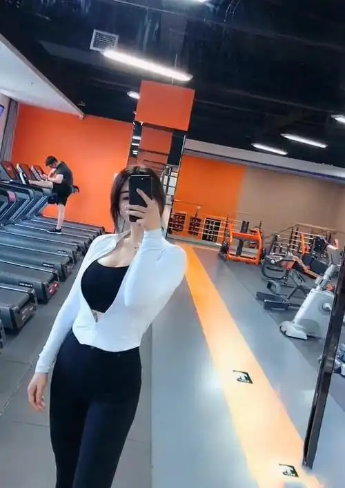 健身房里的美女自拍,穿上瑜伽裤,变身时尚女王!