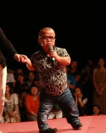 越来越红,他却要靠低保度日 但是因为身高的限制余华东很难再接到戏