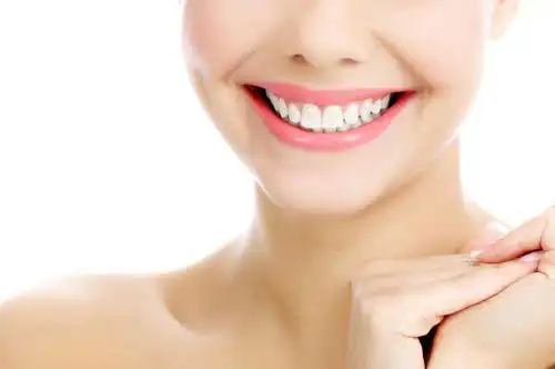 歪着头微笑的女人