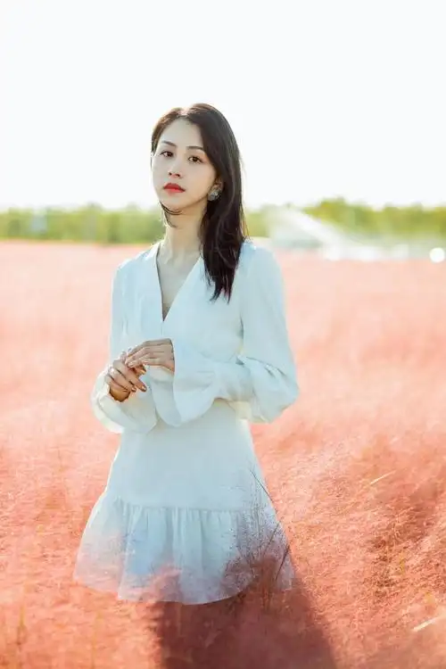 杨晞曝花海写真 高雅脱俗似花仙子