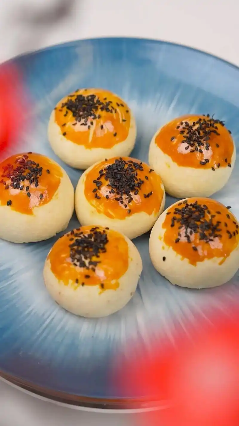 蛋黄酥.1 油皮:将猪油,低粉,黄油,水,揉捏成光滑不沾手的 - 抖音