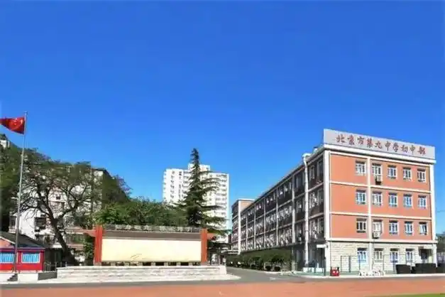 2km范围内广宁村小学,金顶街小学(23年9月投入使用),石景山中学,北京