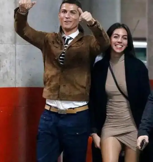 c罗女友乔治娜晒美照,一身造型高达1500万,网友觉得不如伊莲娜