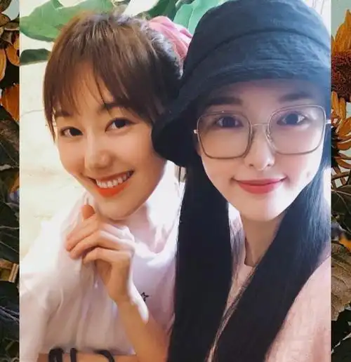 张文宏性情清高,与唐嫣合影仍拘谨严肃,曹可凡王冠却满脸堆笑