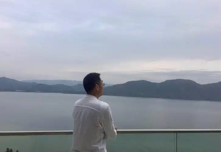 凝视远方清澈的湖光山色,心里格外的安详宁静