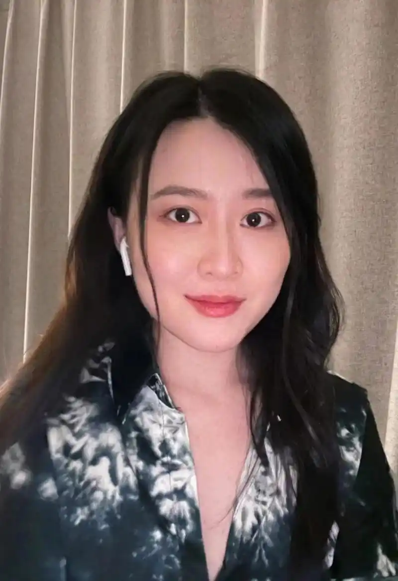 下巴要圆润不能是网红锥子脸,眼神要清澈有光,剩下的就是柳叶眉樱桃嘴