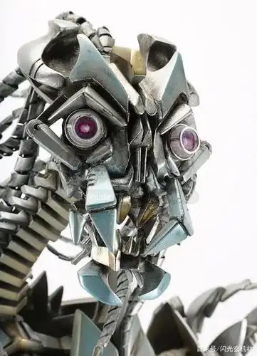 参照了变形金刚霸天虎伪装者间谍alice的金属构架,所做出的一组衍生