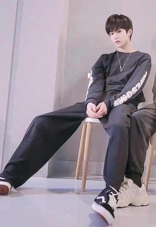 在?看看14岁就身高183腿长107的刘耀文吧