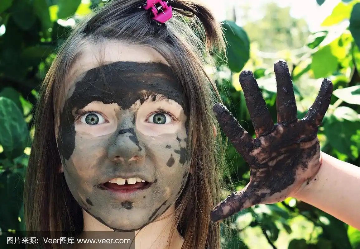 小女孩在公园玩泥巴.