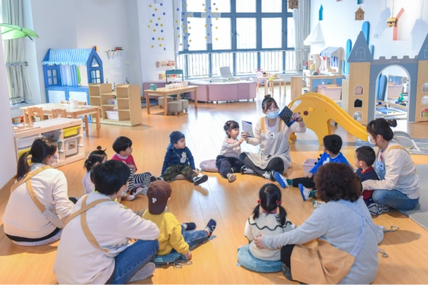 要坚持以人民为中心的发展思想,践行人民城市理念,把教育,医疗,养老