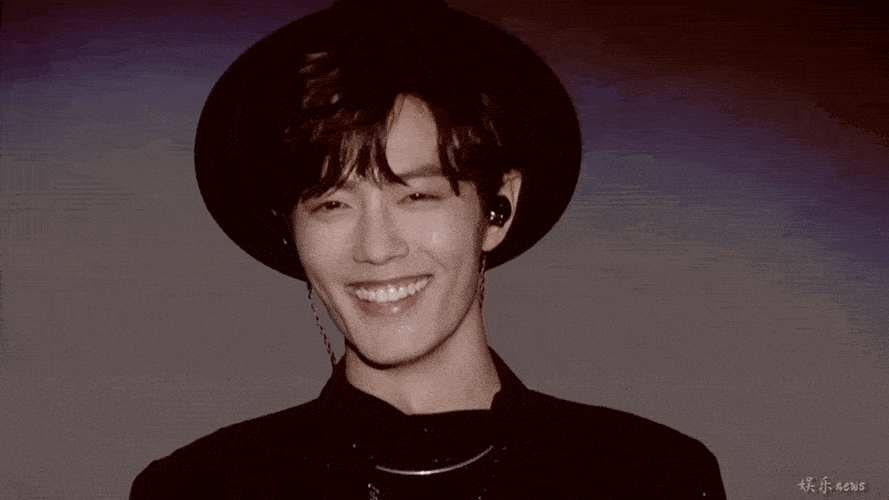 陈情令泰国见面会在陈情令的泰国见面会上,肖战凭借这个笑容圈粉无数.