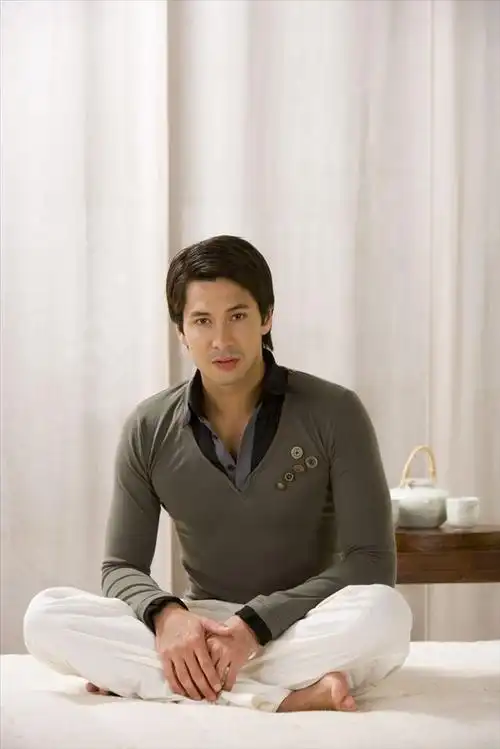 男人坐姿_男人坐姿图片