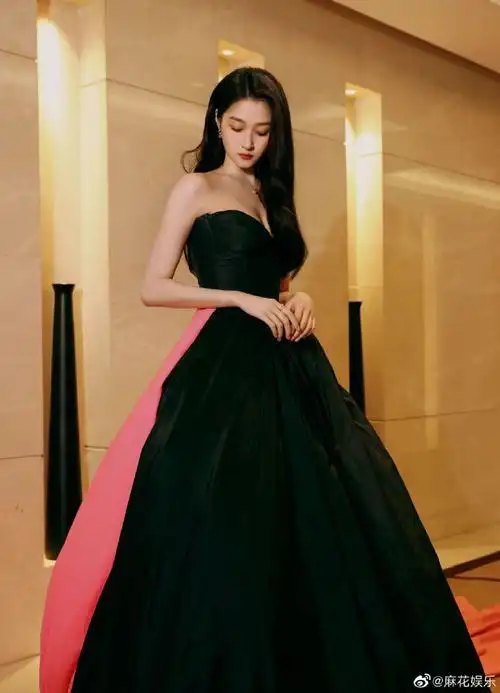 国剧盛典红毯生图状态#关晓彤国剧盛典红毯造型图96 粉黑撞色礼服