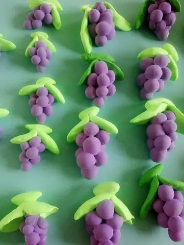 《中二班》快乐宝贝们的魔幻泥手工课"紫葡萄"!么么哒!