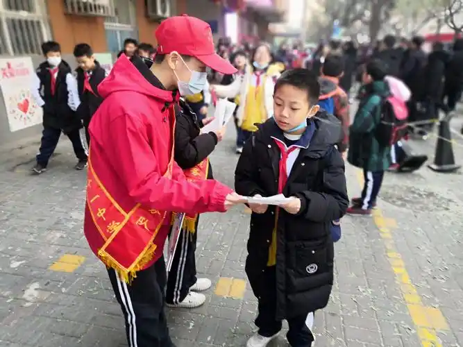 市11中学 校团委组织学生志愿者开展"垃圾分类,人人参与"公益宣传活动