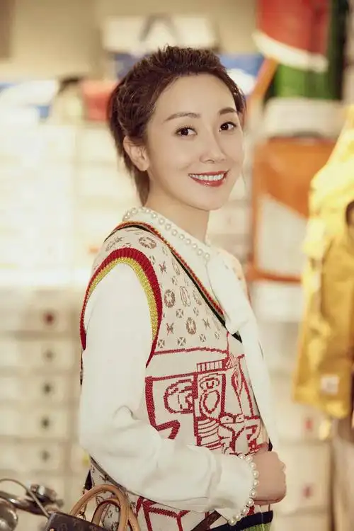 许歌叠穿式穿搭 玩转复古时尚