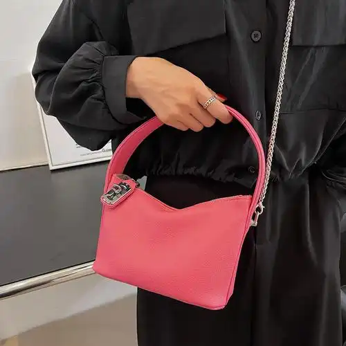 工厂直播供货樱花粉链条小包包女士2022新款潮高级感斜挎手提包女