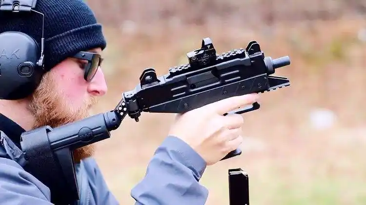 这就是熟知的uzi冲锋枪,结构紧凑,动作可靠,勤务性好,造价低