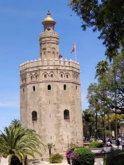 塞维利亚黄金塔.建于1220年,是一12边形的砖塔.