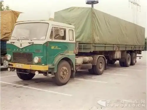 半挂牵引车,鞍座最大负荷为18300﹌,允许拖带总质量为22000﹌的半挂车