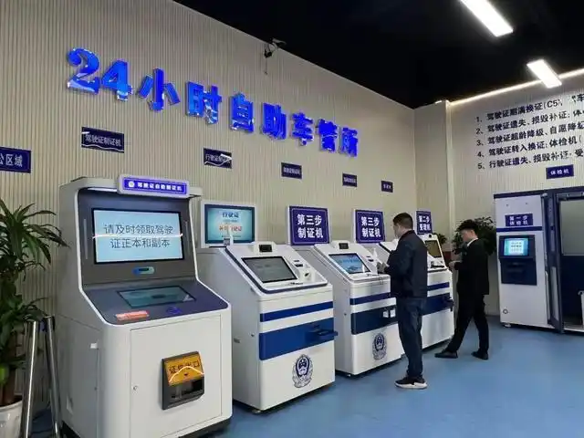 "3月17日,市民李女士来到洪山区交通大队"24小时自助车管所",自助体检