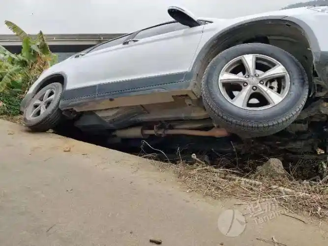 坦洲一小车差点翻车掉鱼塘了