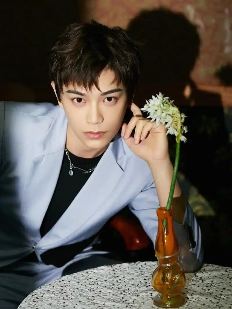 丁禹兮|隔着屏幕感受到五官浸着花香 帅气满分99[害羞] 隔着屏幕