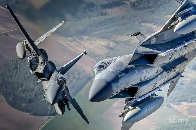 把燃料变成火的"怪物" !霸气战斗机飞行图