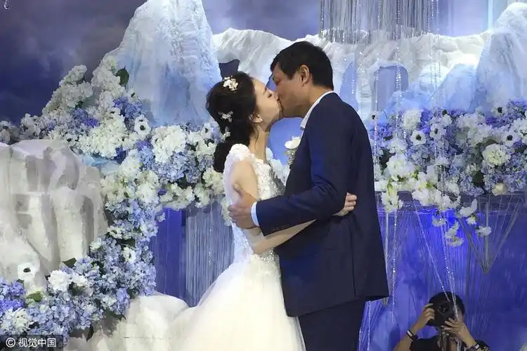 为娶小17岁娇妻,范志毅累到衣服全湿