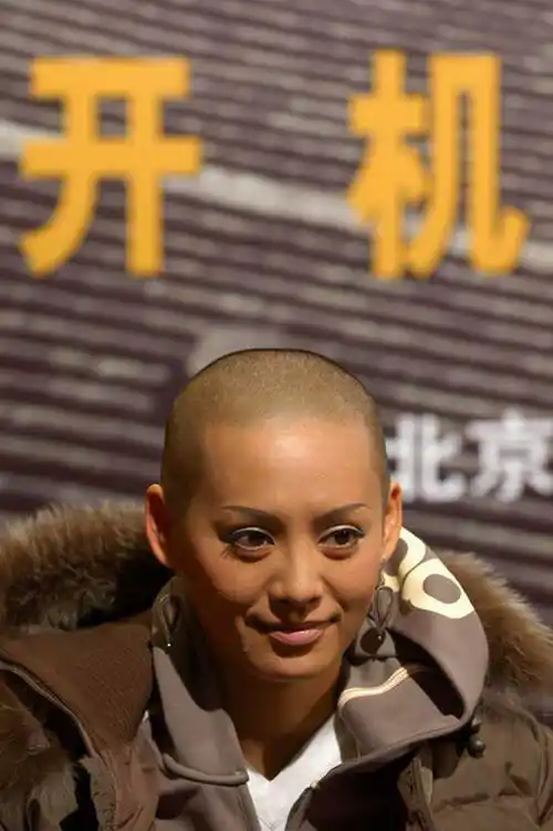 青灰色头发图片女生版(同样是光头造型) - 赤虎壹号