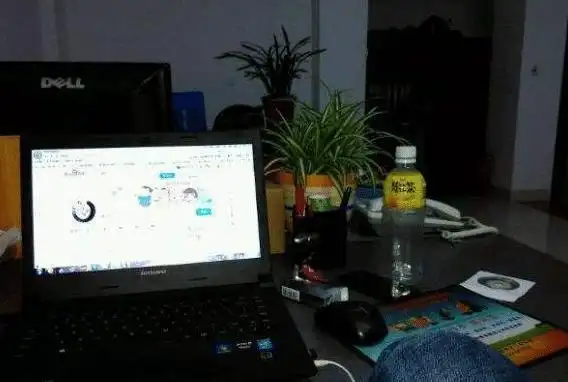 程序员加班到深夜忘记关灯,隔天上班看到通报及罚款金额懵了|电脑