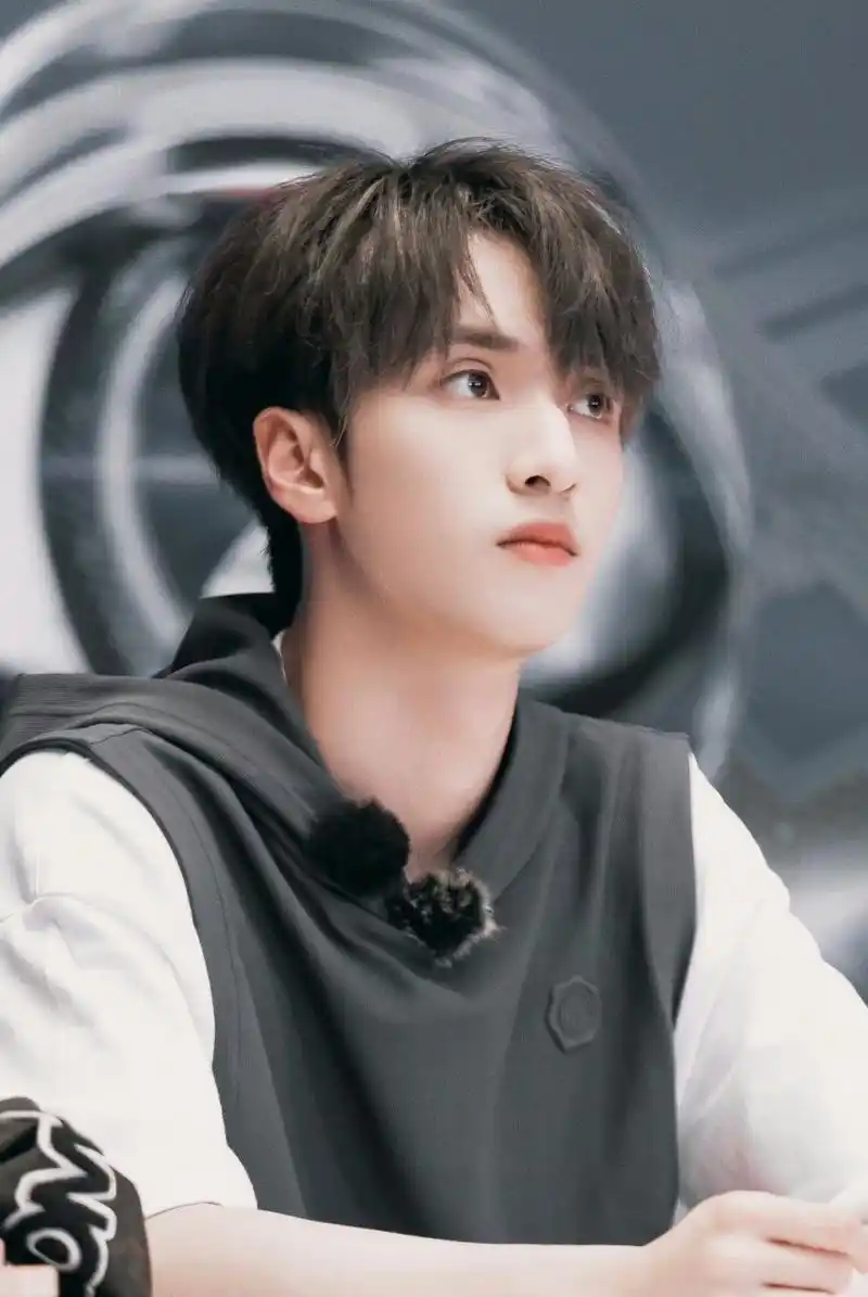 素颜的严浩翔#素颜也这么帅啊,严浩翔360度无死角的抗打,好伟大的一