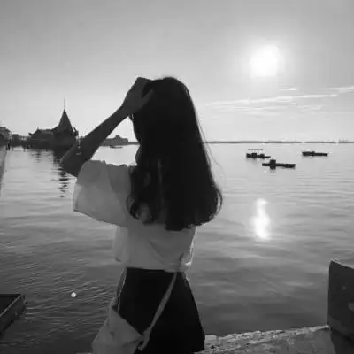 女生头像伤感黑白背影元气少女锅德缸