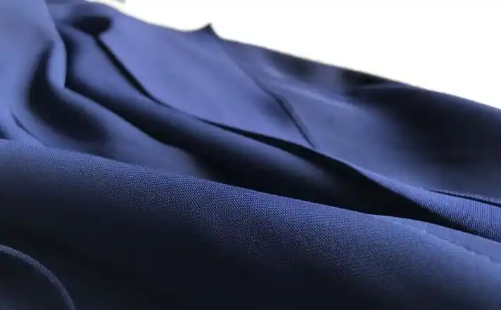 藏蓝色和深蓝色,都是一种很深的蓝色,但是是有一些差别的.