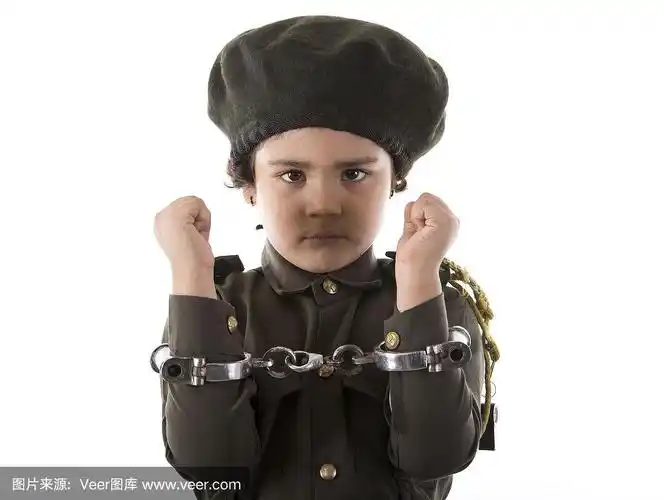 戴上手铐小女警