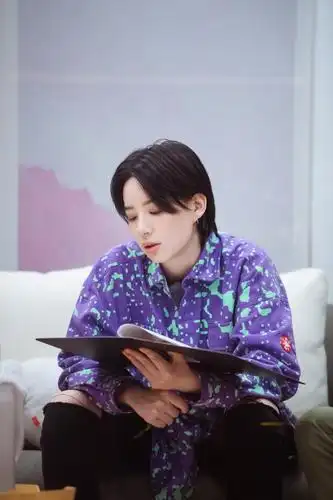 短发又酷又飒,花衬衫重温夏日热情,@李斯丹妮 抱着尤克里里……|芒果