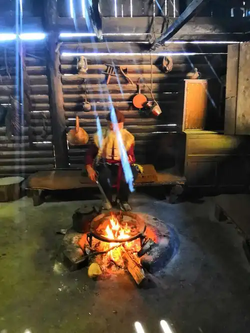 火塘里的火与七彩阳光交织在一起,构成了唯美的图画.