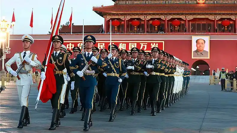 三军仪仗队经典的升旗仪式,霸气出场,我都激动哭了!