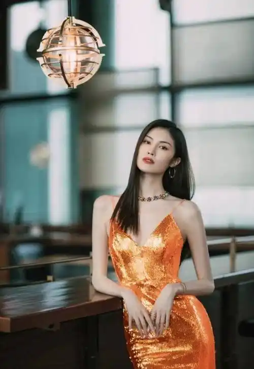 超模何穗2023年首晒健身照秀身材,蚂蚁腰筷子腿太吸睛_自拍_时尚_啦啦