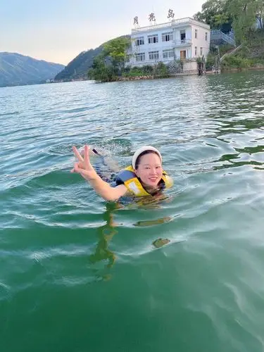 仙岛湖欢快的野个泳