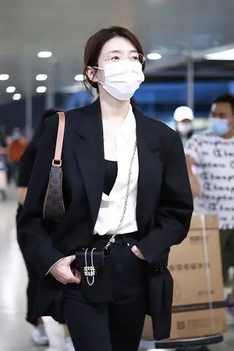 江疏影穿黑西装酷飒十足 低马尾温婉可人柔情似水