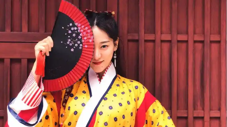 歌手海城,七朵组合许祺曼携手亮相《cleer·瑜你有约》