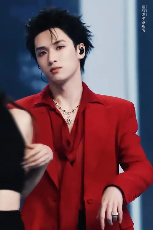 严浩翔超话"我不相信神爱世人,只相信神的惩罚"@时代少年团-严浩翔