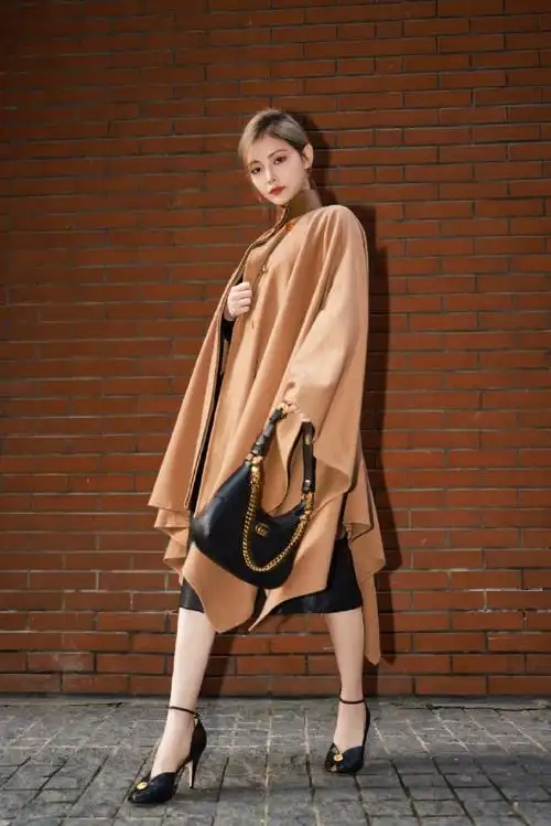 许佳琪卡其色披风造型随拍