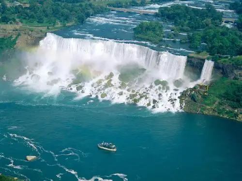 壮观的瀑布,尼亚加拉大瀑布,加拿大,船 壁纸