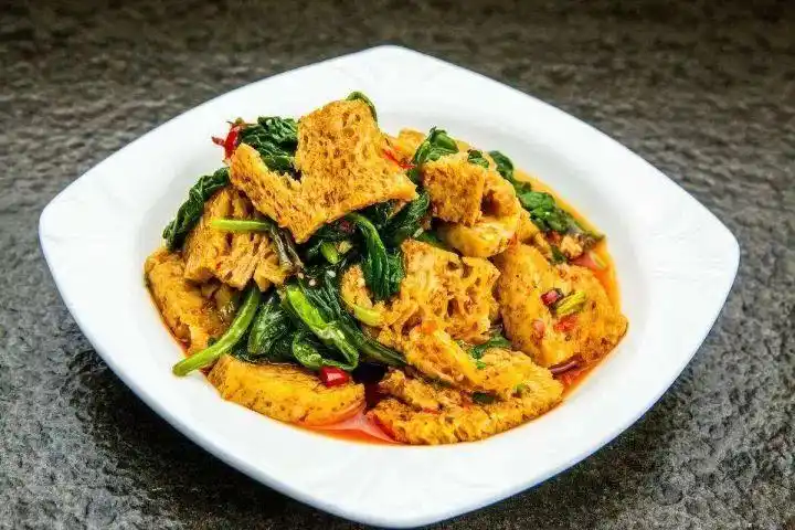 再拌盘粉皮一盘拌鹰嘴豆,一盘菠菜面筋,一盘皮辣红,先来航上热菜前不