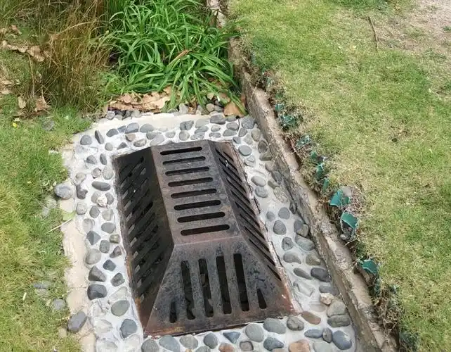 的做法:部分溢流式雨水口并没有按施工标准高出地面一定高度(50-100