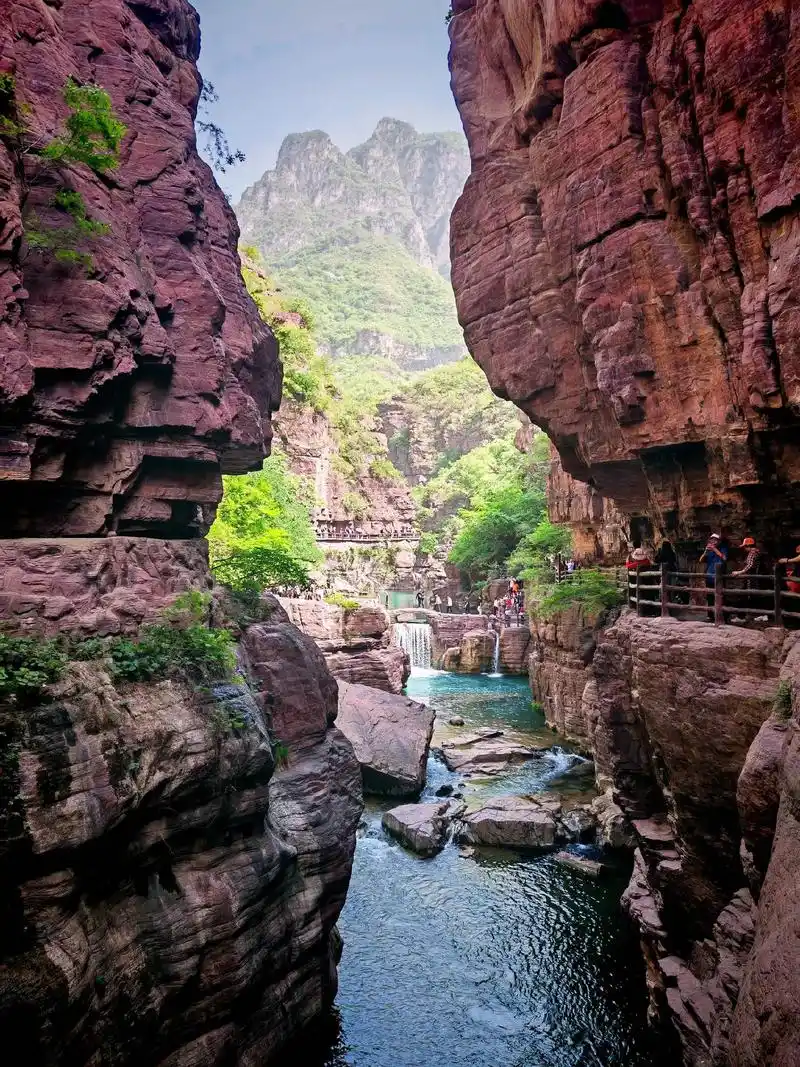 上热门太行大峡谷核心景区包括:泉潭叠瀑桃花谷,百里画廊太行天路