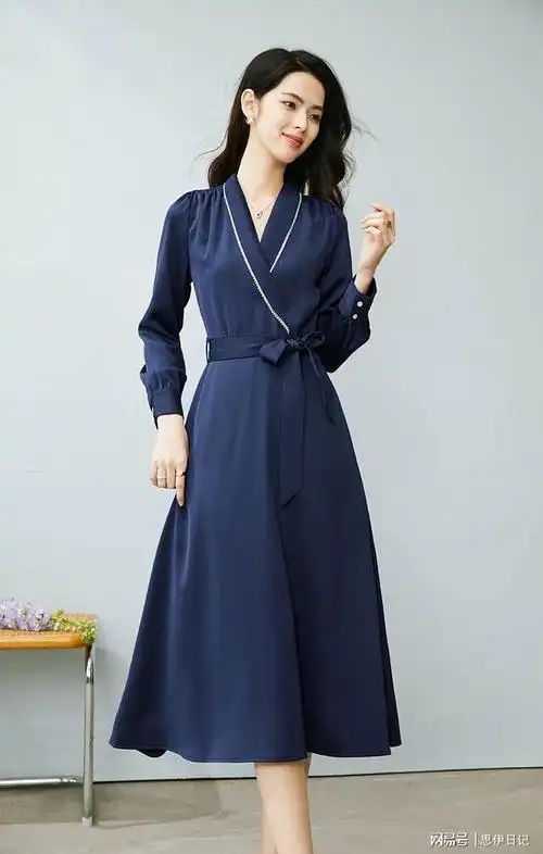 深蓝色的高级感,轻松提升自身的气质魅力|衬衫|穿搭|连衣裙|造型感
