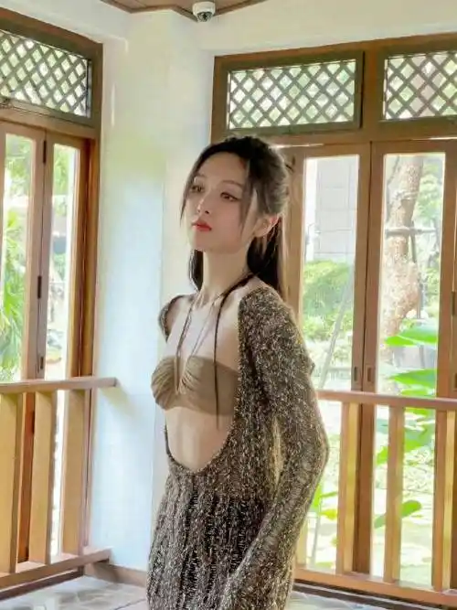 吴宣仪真敢穿!简单的比基尼搭配深v毛衣,优雅又不失优雅